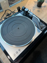 Load image into Gallery viewer, Thorens TD1600 high end -levysoitin, pianolakkamusta, demo, Turku
