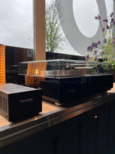 Load image into Gallery viewer, Thorens TD1600 high end -levysoitin, pianolakkamusta, demo, Turku
