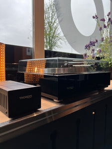 Thorens TD1600 high end -levysoitin, pianolakkamusta, demo, Turku